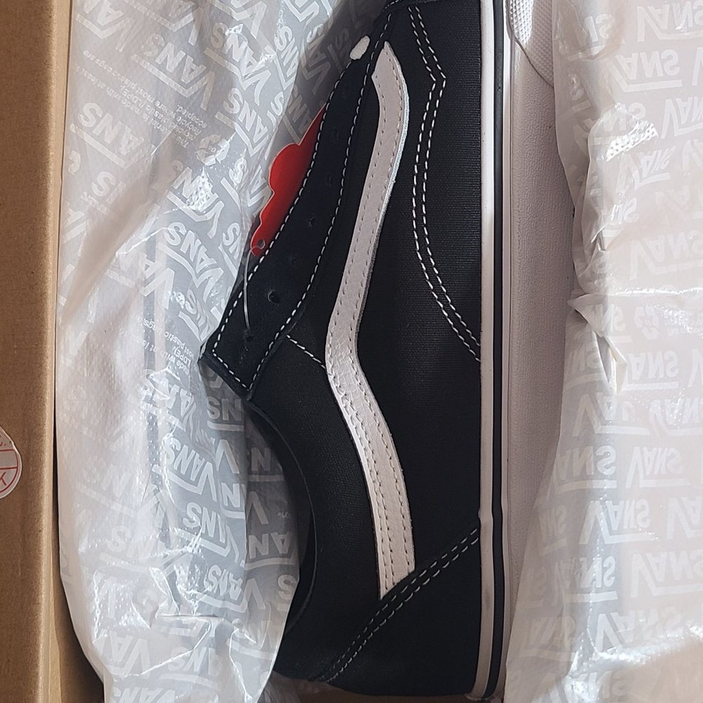 New With Box Vans Black White Low Top Men Size 10.5 Skateboard